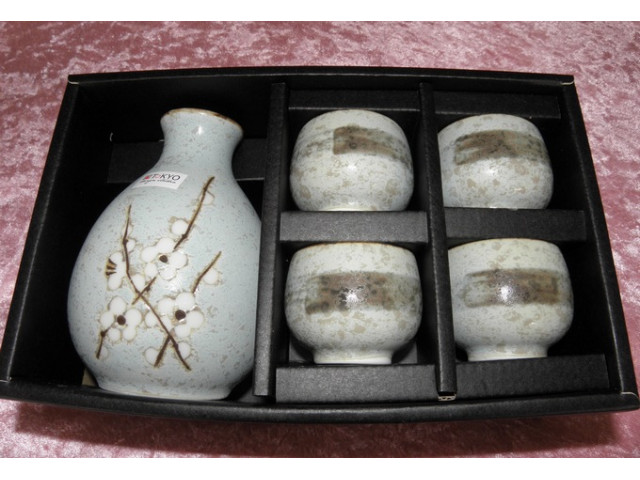 Sakesæt, kande + 4 bægre, i gaveboks